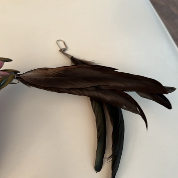 Vintage feathered, green gold drop earrings - Picture 4 of 10